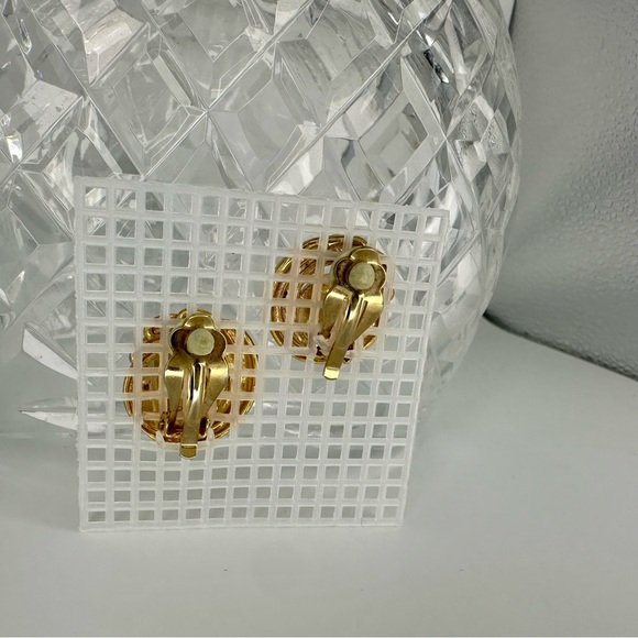 Vintage Chunky Pearl Gold-Tone Conch-Style Round Statement Costume Clip Earrings - Picture 6 of 8